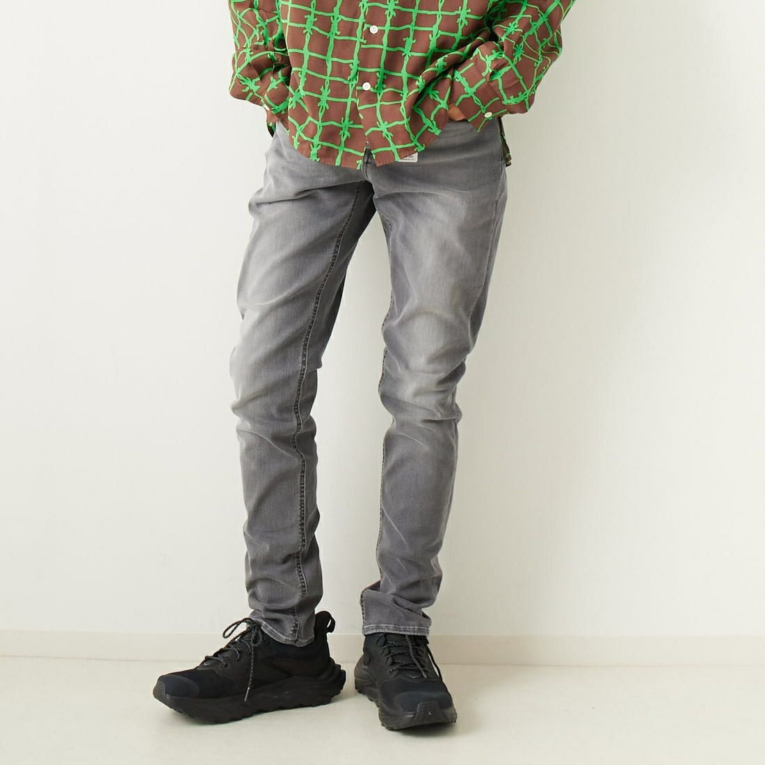 DENHAM [デンハム] スリムフィットジーンズ RAZOR [RAZOR-BLFM6YG] LIGHT GREY &&モデル身長：182cm 着用サイズ：29&&