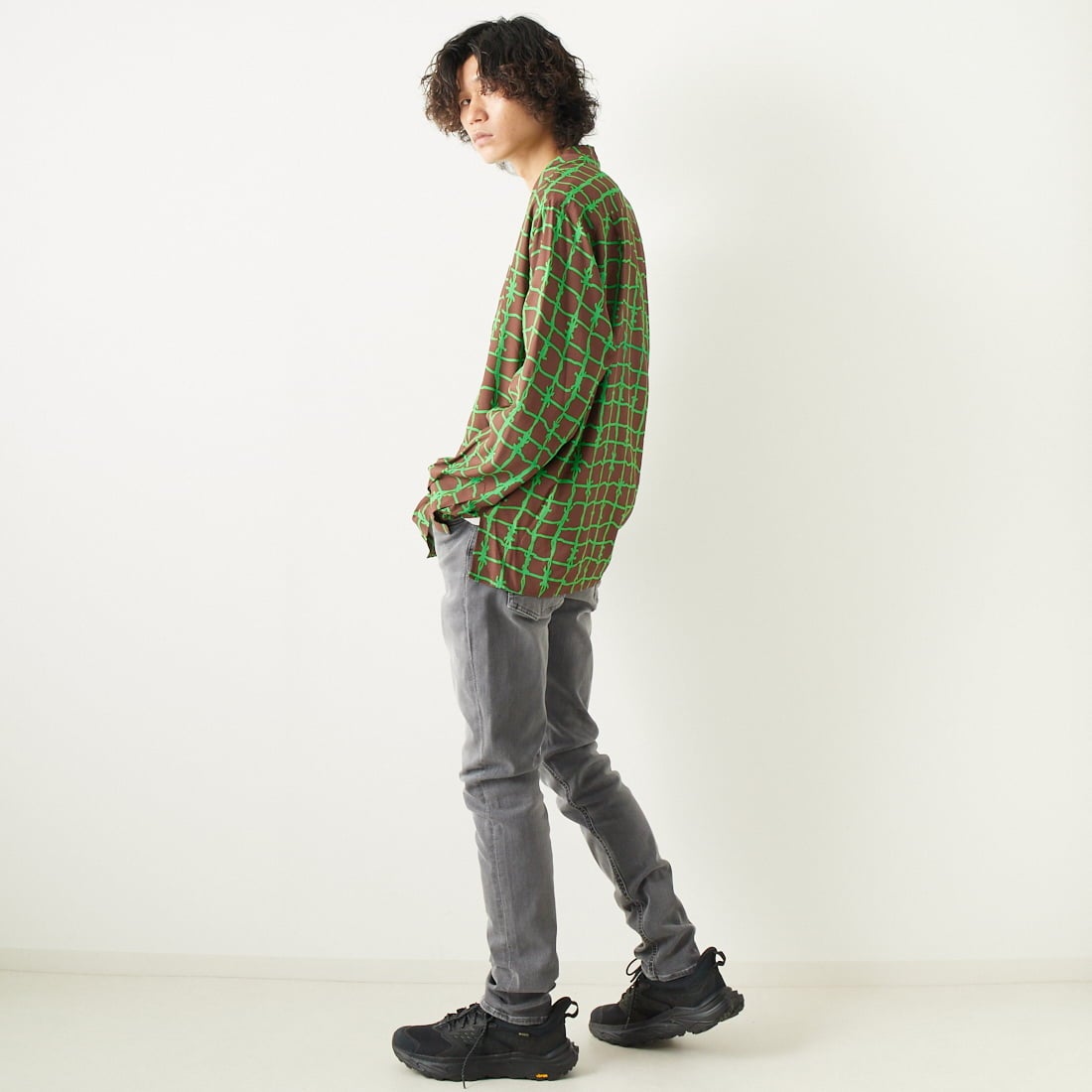 DENHAM [デンハム] スリムフィットジーンズ RAZOR [RAZOR-BLFM6YG] LIGHT GREY &&モデル身長：182cm 着用サイズ：29&&