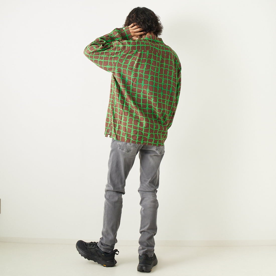 DENHAM [デンハム] スリムフィットジーンズ RAZOR [RAZOR-BLFM6YG] LIGHT GREY &&モデル身長：182cm 着用サイズ：29&&