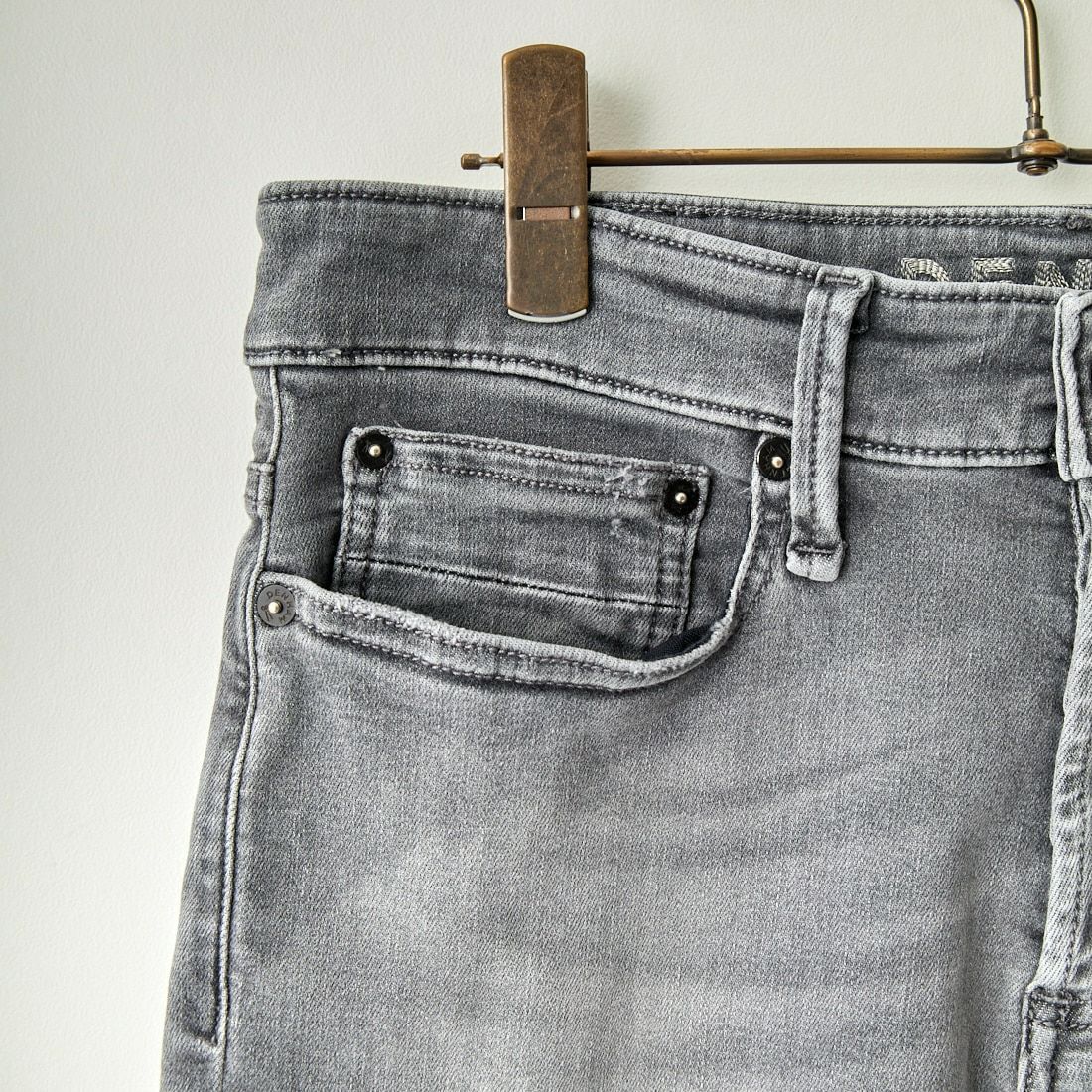 DENHAM [デンハム] スリムフィットジーンズ RAZOR [RAZOR-BLFM6YG] LIGHT GREY