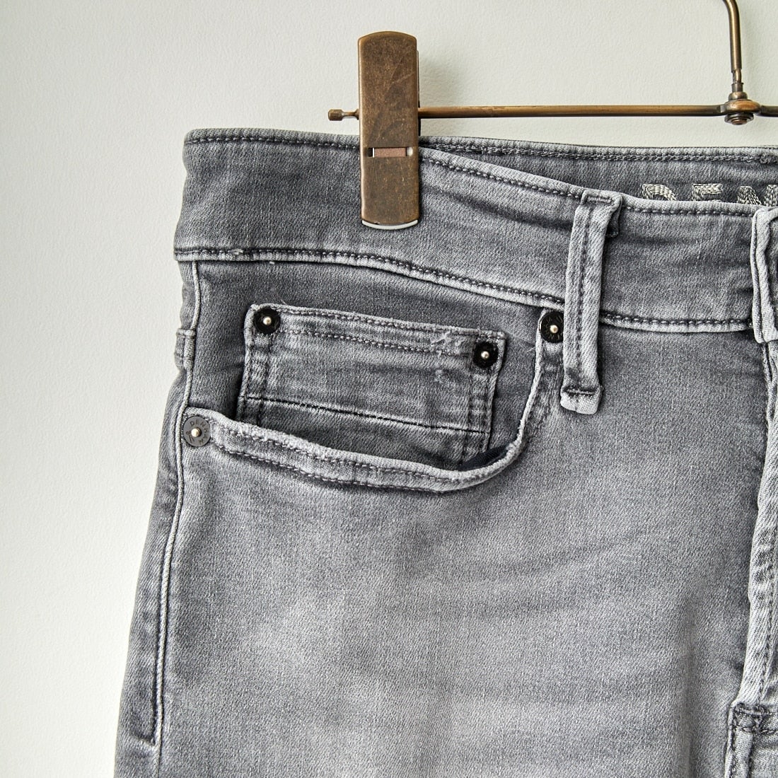 DENHAM [デンハム] スリムフィットジーンズ RAZOR [RAZOR-BLFM6YG] LIGHT GREY