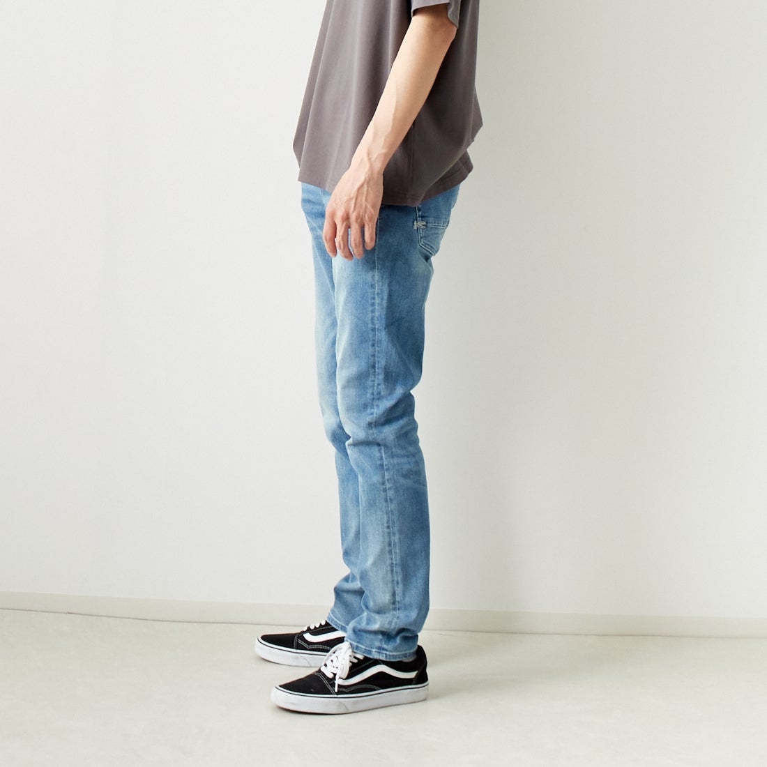 DENHAM [デンハム] スリムフィットジーンズ RAZOR [RAZOR-FMMI-CS] LIGHT BLUE &&モデル身長：182cm 着用サイズ：29&&