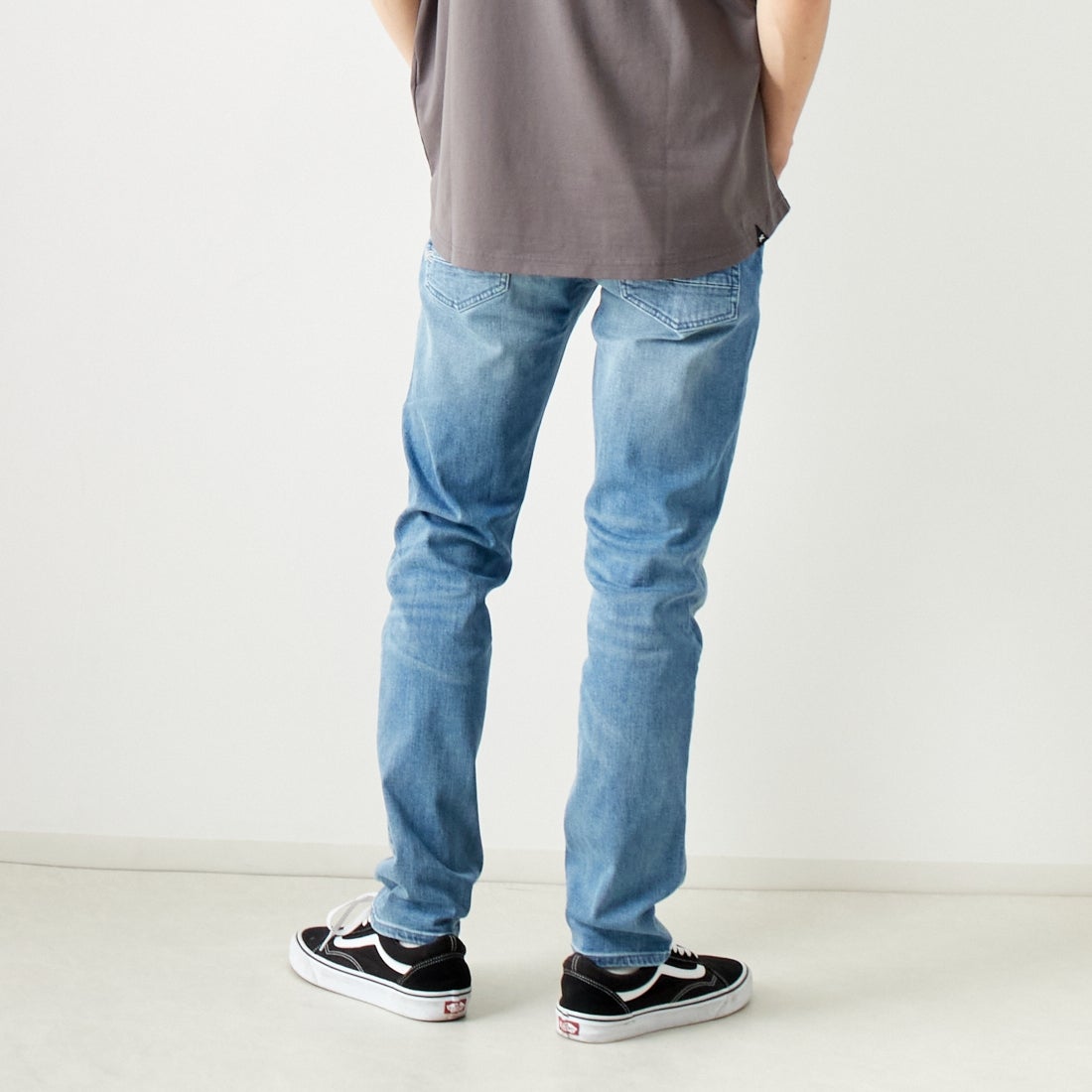 DENHAM [デンハム] スリムフィットジーンズ RAZOR [RAZOR-FMMI-CS] LIGHT BLUE &&モデル身長：182cm 着用サイズ：29&&