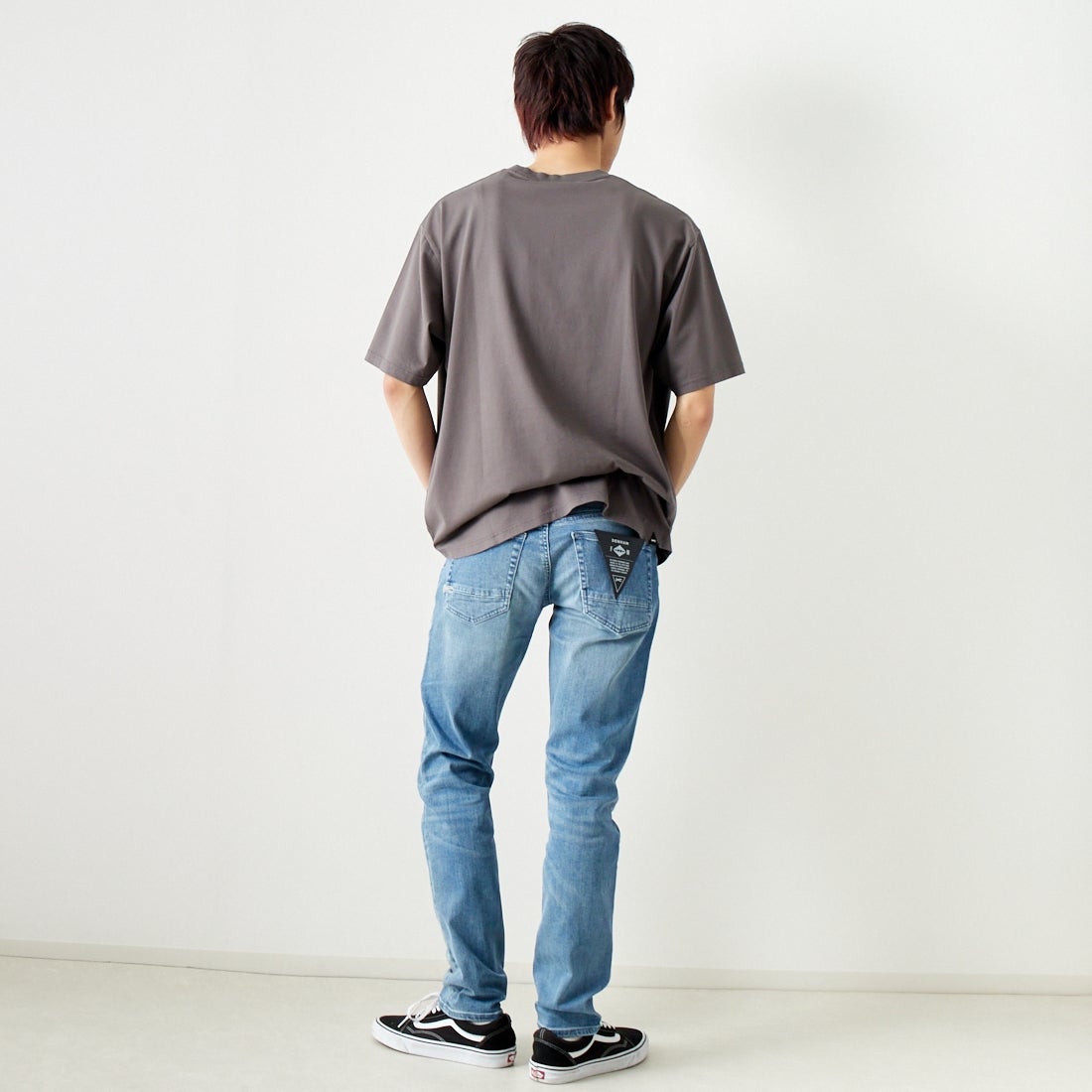 DENHAM [デンハム] スリムフィットジーンズ RAZOR [RAZOR-FMMI-CS] LIGHT BLUE &&モデル身長：182cm 着用サイズ：29&&