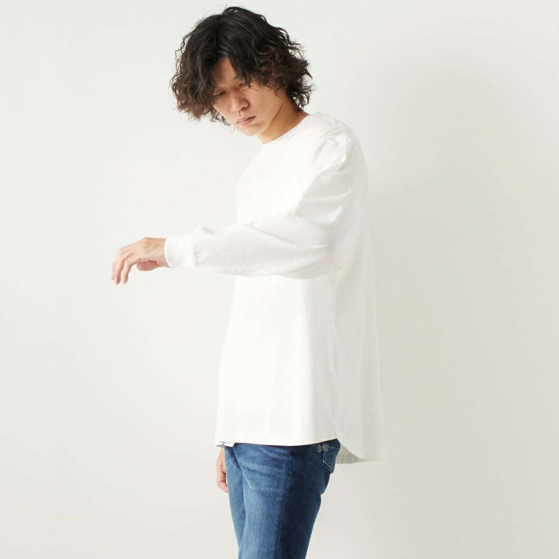 DENHAM [デンハム] 7ポケット ロングスリーブTシャツ [7-POCKET-LS-TEE] WHITE &&モデル身長：182cm 着用サイズ：L&&