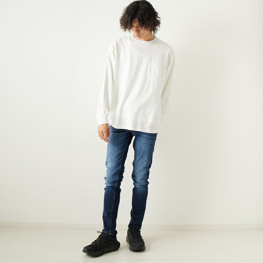 DENHAM [デンハム] 7ポケット ロングスリーブTシャツ [7-POCKET-LS-TEE] WHITE &&モデル身長：182cm 着用サイズ：L&&