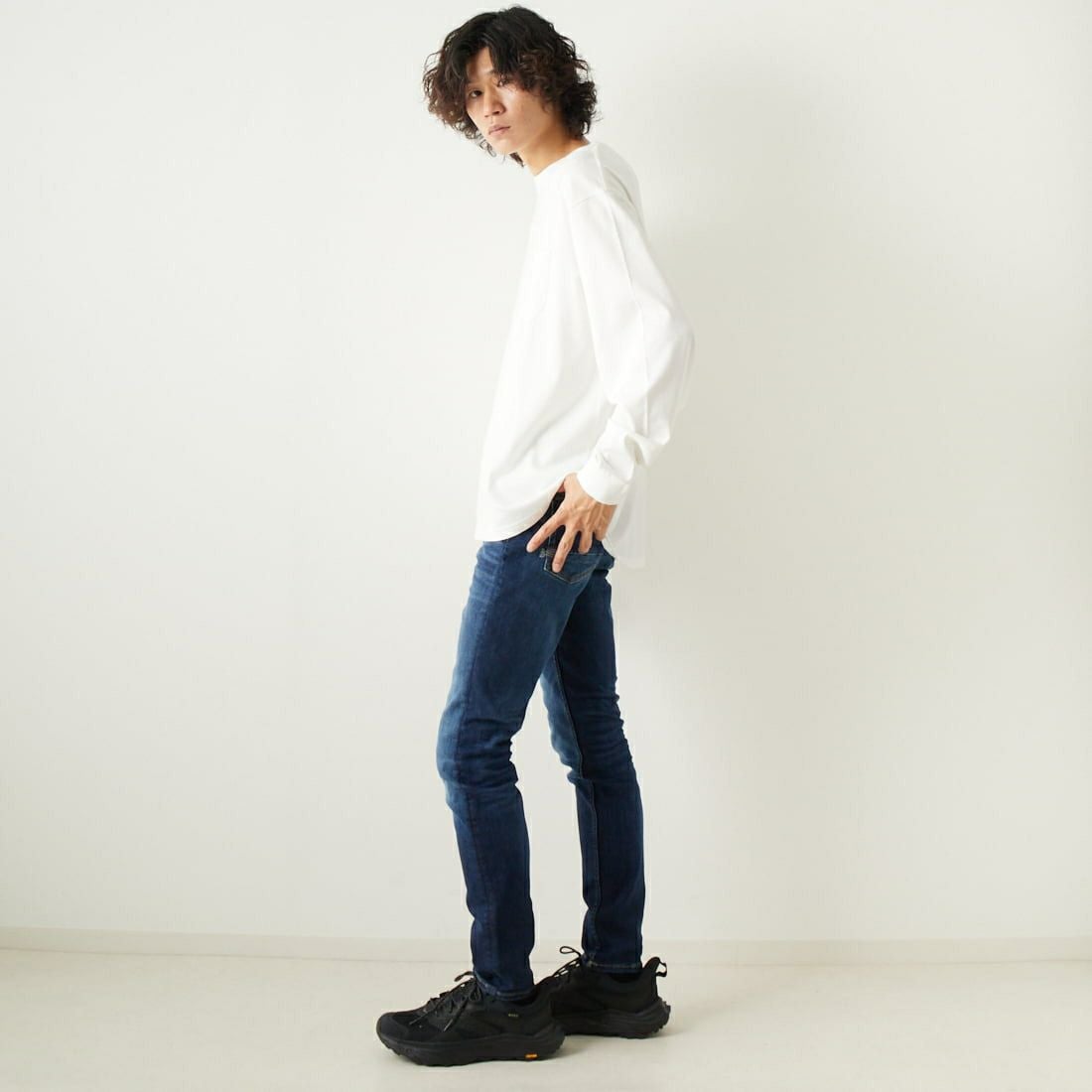 DENHAM [デンハム] 7ポケット ロングスリーブTシャツ [7-POCKET-LS-TEE] WHITE &&モデル身長：182cm 着用サイズ：L&&