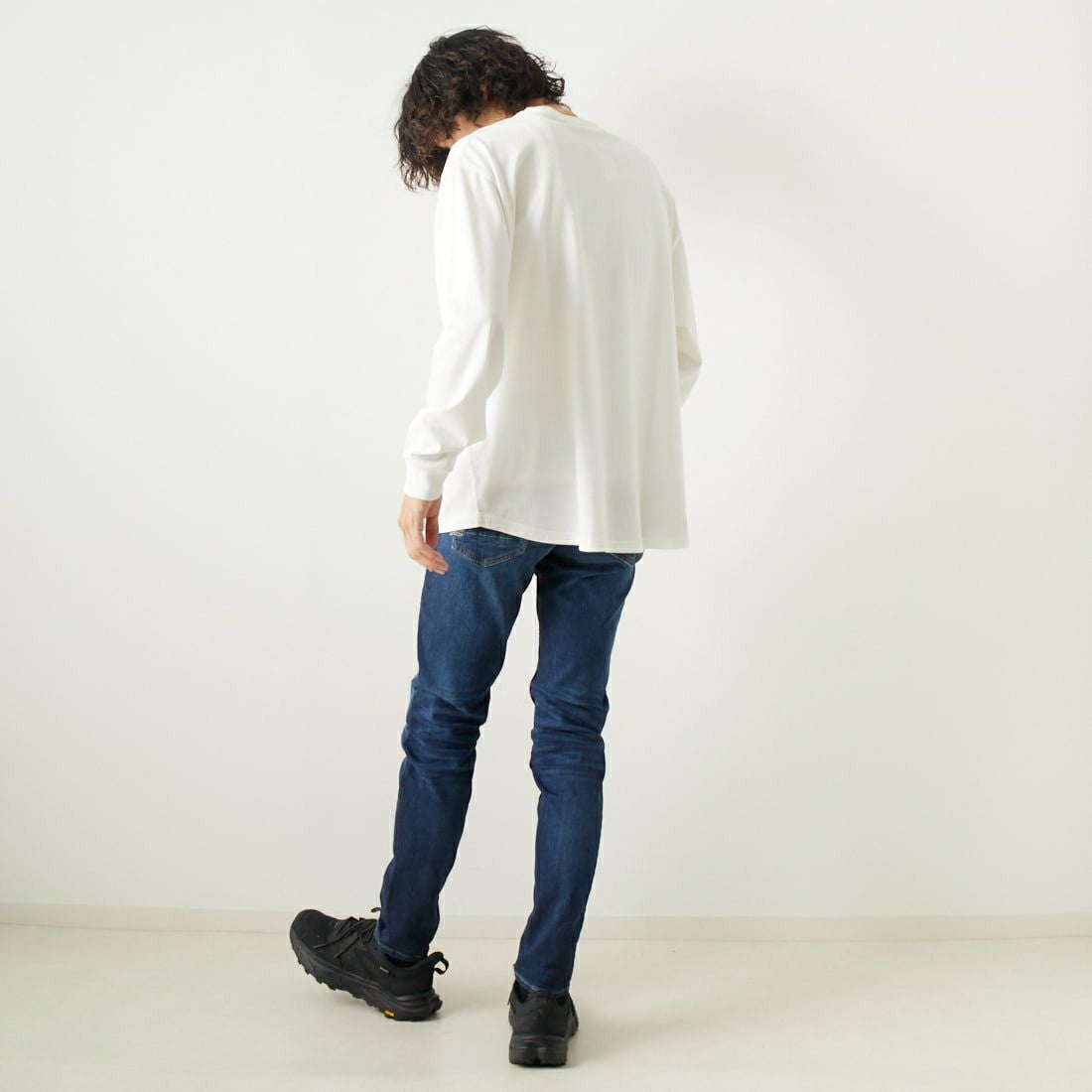 DENHAM [デンハム] 7ポケット ロングスリーブTシャツ [7-POCKET-LS-TEE] WHITE &&モデル身長：182cm 着用サイズ：L&&