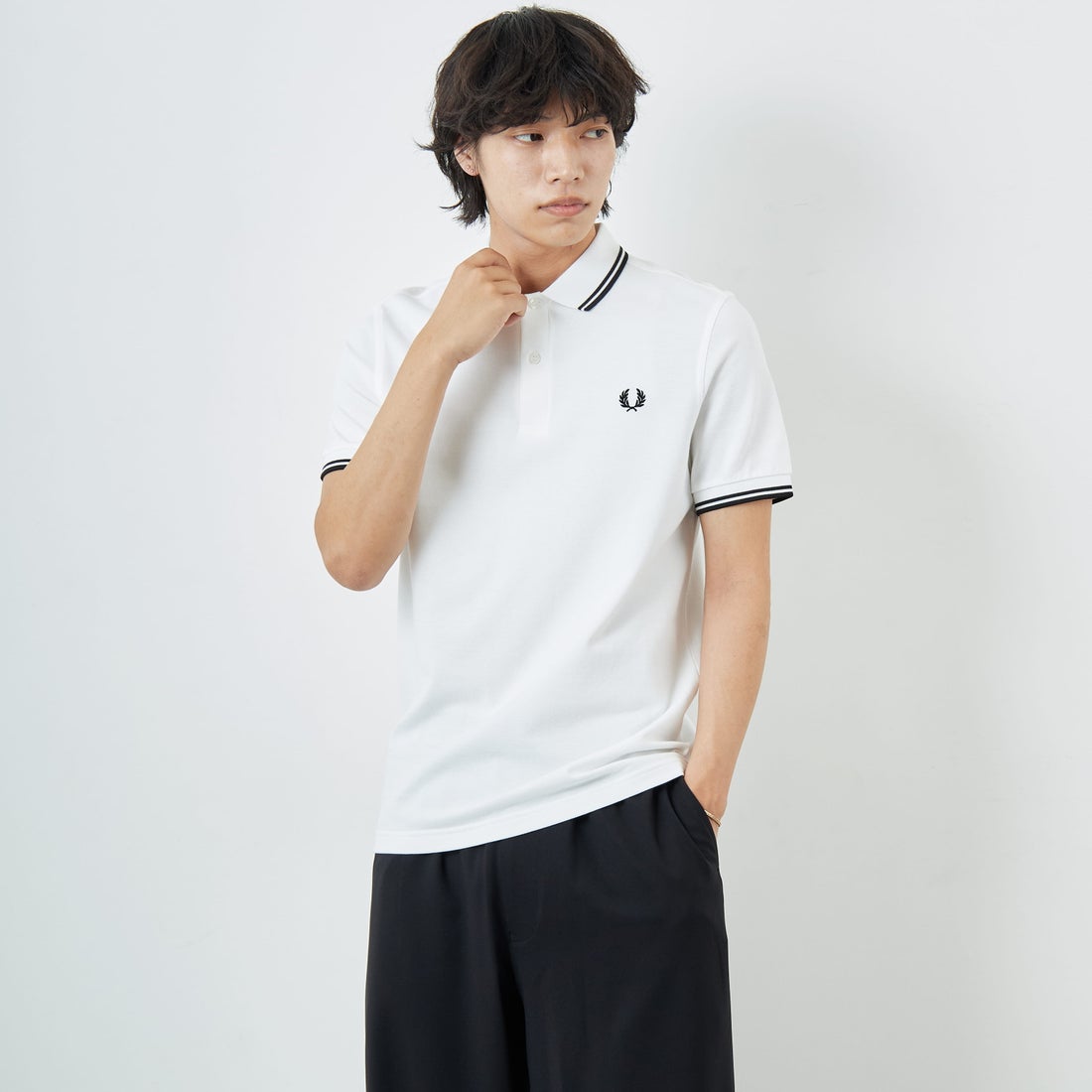 FRED PERRY [フレッドペリー] ティップライン ロゴ刺繍ポロシャツ [M3600] 200 WHITE &&モデル身長：179cm 着用サイズ：M&&
