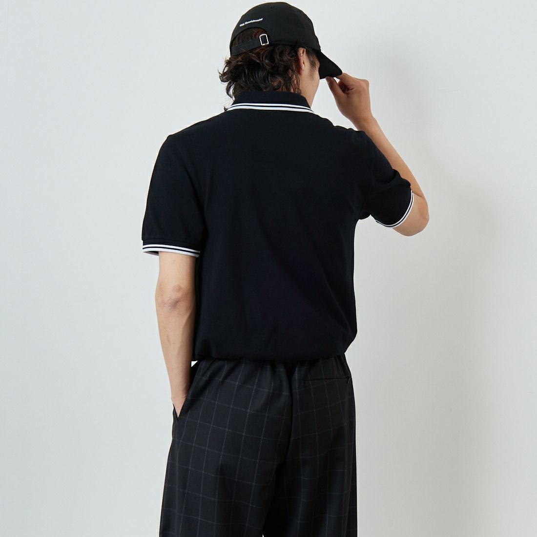 FRED PERRY [フレッドペリー] ティップライン ロゴ刺繍ポロシャツ [M3600] 350 BLACK &&モデル身長：179cm 着用サイズ：L&&