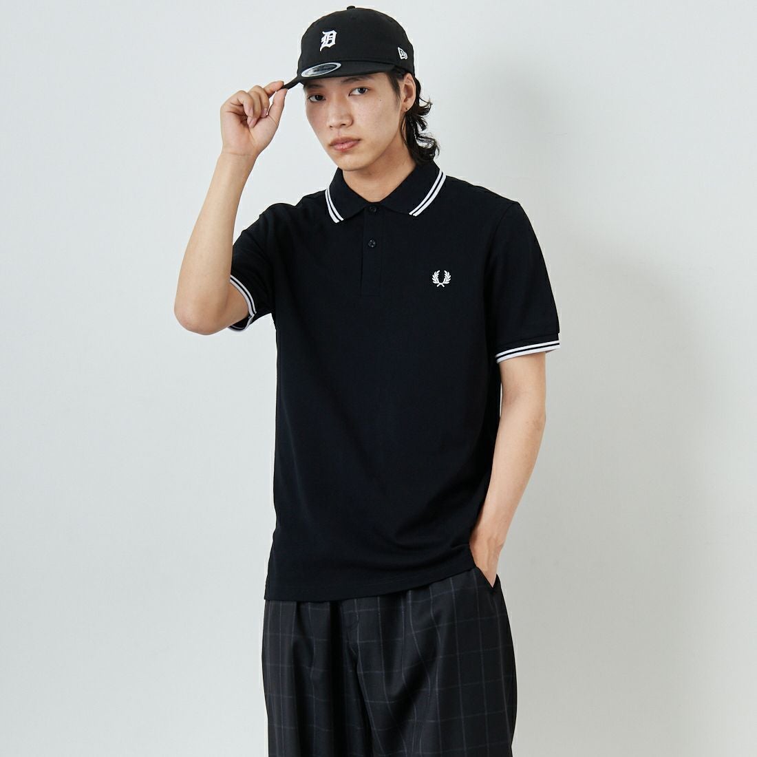 FRED PERRY [フレッドペリー] ティップライン ロゴ刺繍ポロシャツ [M3600] 350 BLACK &&モデル身長：179cm 着用サイズ：L&&