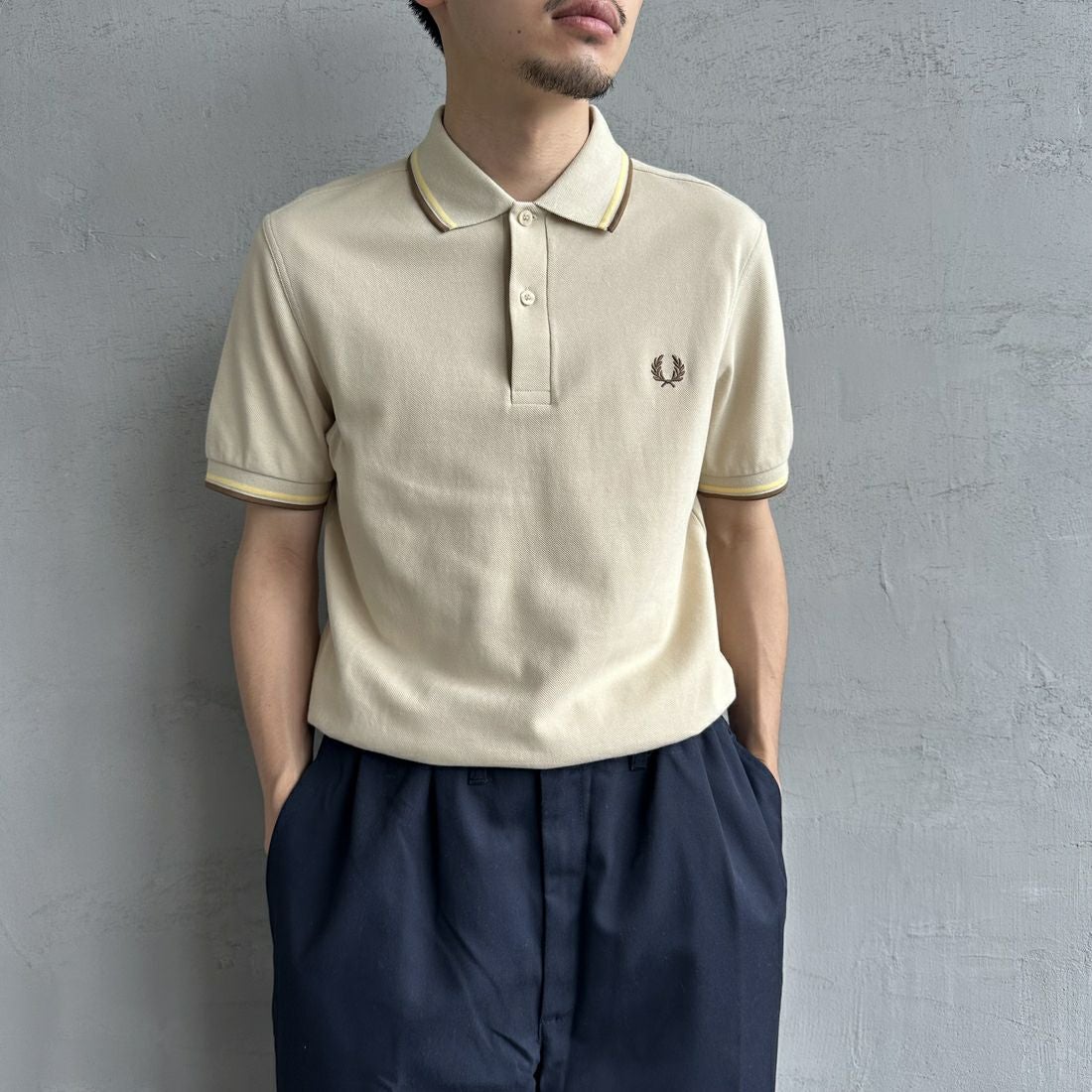 FRED PERRY [フレッドペリー] ティップライン ロゴ刺繍ポロシャツ [M3600] Y56 OATM/C &&モデル身長：168cm 着用サイズ：M&&