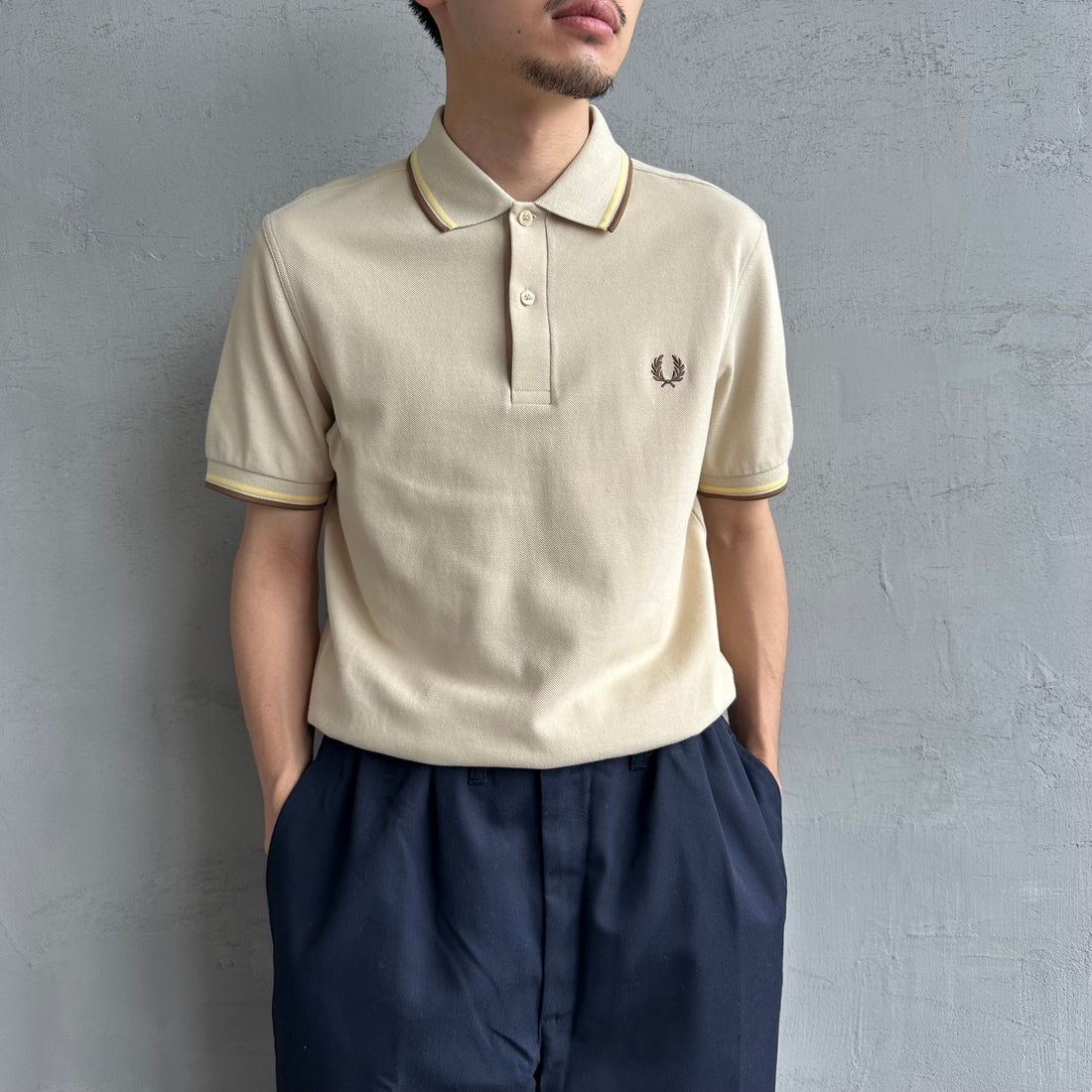 FRED PERRY [フレッドペリー] ティップライン ロゴ刺繍ポロシャツ [M3600] Y56 OATM/C &&モデル身長：168cm 着用サイズ：M&&