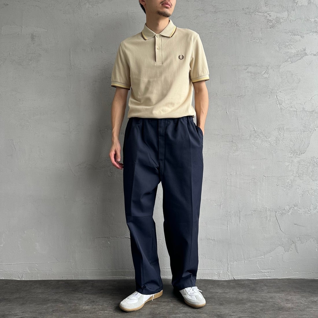 FRED PERRY [フレッドペリー] ティップライン ロゴ刺繍ポロシャツ [M3600] Y56 OATM/C &&モデル身長：168cm 着用サイズ：M&&
