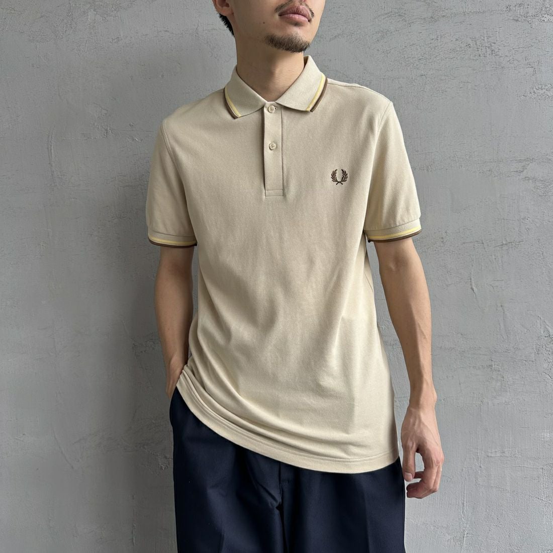 FRED PERRY [フレッドペリー] ティップライン ロゴ刺繍ポロシャツ [M3600] Y56 OATM/C &&モデル身長：168cm 着用サイズ：M&&