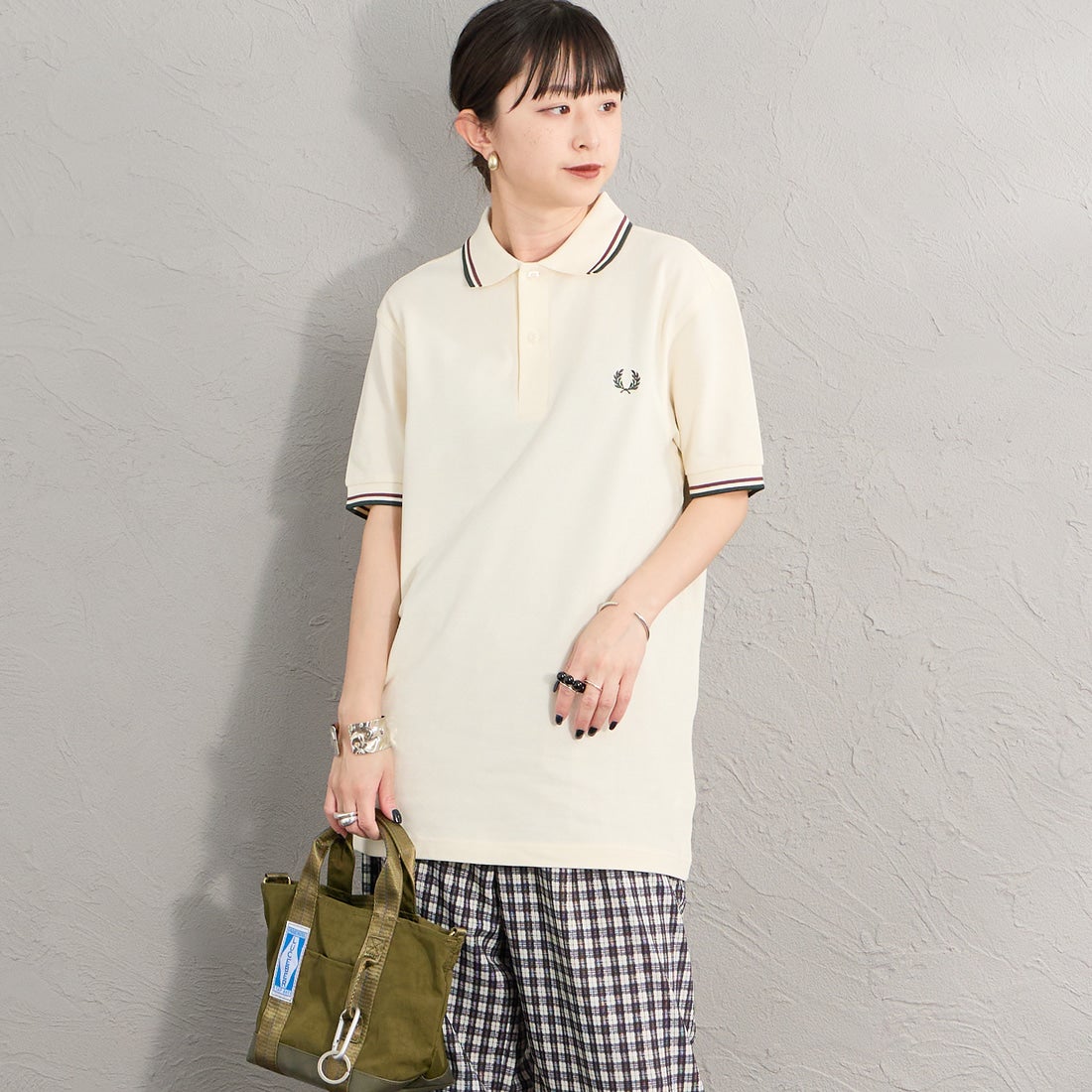 FRED PERRY [フレッドペリー] ティップライン ロゴ刺繍ポロシャツ [M3600] 84A ECRU/ &&モデル身長：150cm 着用サイズ：S&&
