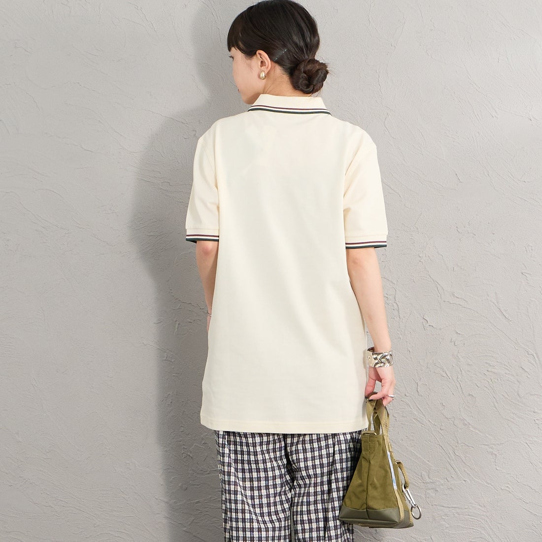 FRED PERRY [フレッドペリー] ティップライン ロゴ刺繍ポロシャツ [M3600] 84A ECRU/ &&モデル身長：150cm 着用サイズ：S&&