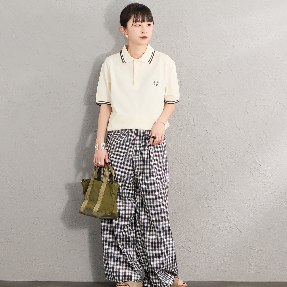 FRED PERRY [フレッドペリー] ティップライン ロゴ刺繍ポロシャツ [M3600] 84A ECRU/ &&モデル身長：150cm 着用サイズ：S&&