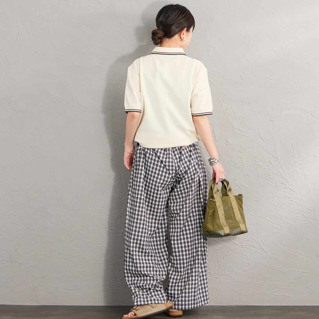 FRED PERRY [フレッドペリー] ティップライン ロゴ刺繍ポロシャツ [M3600] 84A ECRU/ &&モデル身長：150cm 着用サイズ：S&&