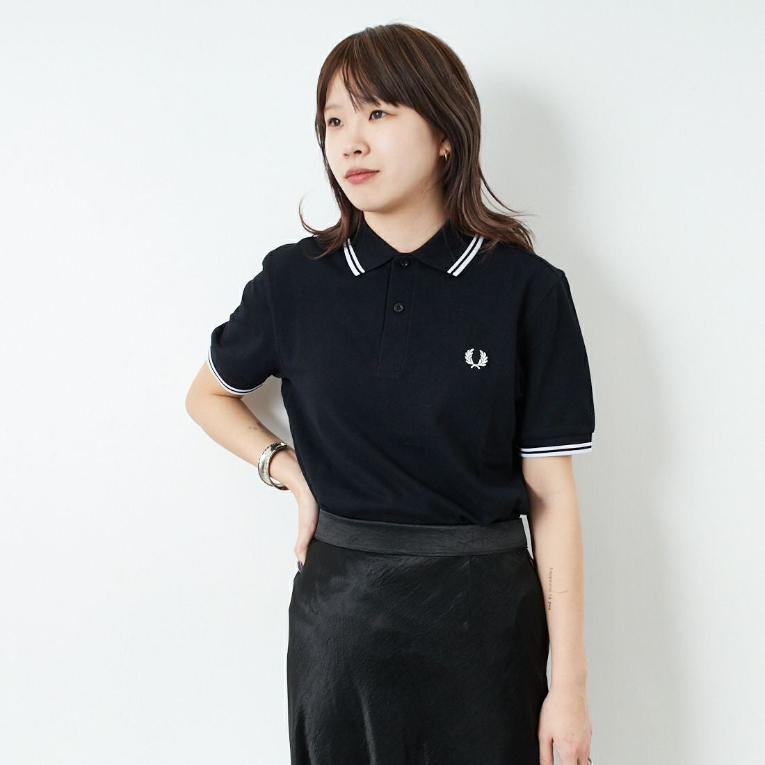 FRED PERRY [フレッドペリー] ティップライン ロゴ刺繍ポロシャツ [M3600] 350 BLACK &&モデル身長：167cm 着用サイズ：S&&