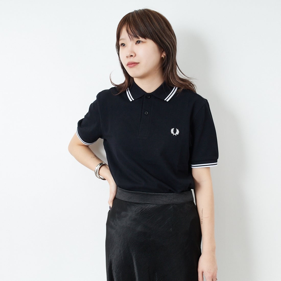 FRED PERRY [フレッドペリー] ティップライン ロゴ刺繍ポロシャツ [M3600] 350 BLACK &&モデル身長：167cm 着用サイズ：S&&