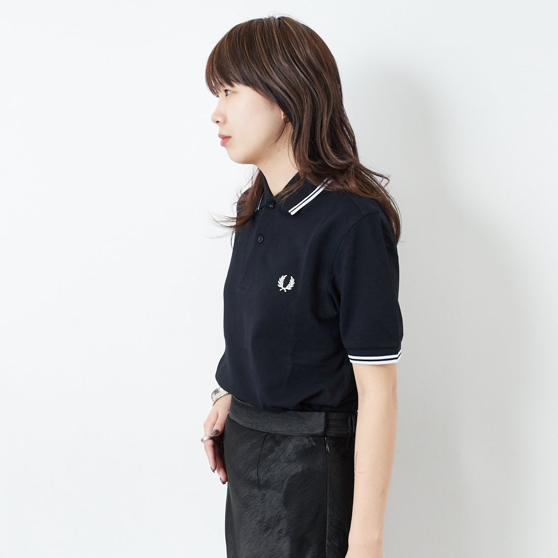 FRED PERRY [フレッドペリー] ティップライン ロゴ刺繍ポロシャツ [M3600] 350 BLACK &&モデル身長：167cm 着用サイズ：S&&