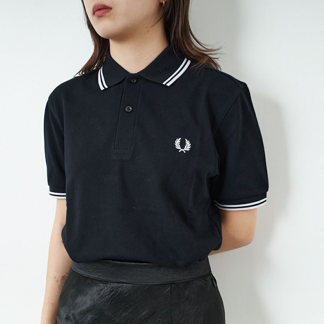 FRED PERRY [フレッドペリー] ティップライン ロゴ刺繍ポロシャツ [M3600] 350 BLACK &&モデル身長：167cm 着用サイズ：S&&