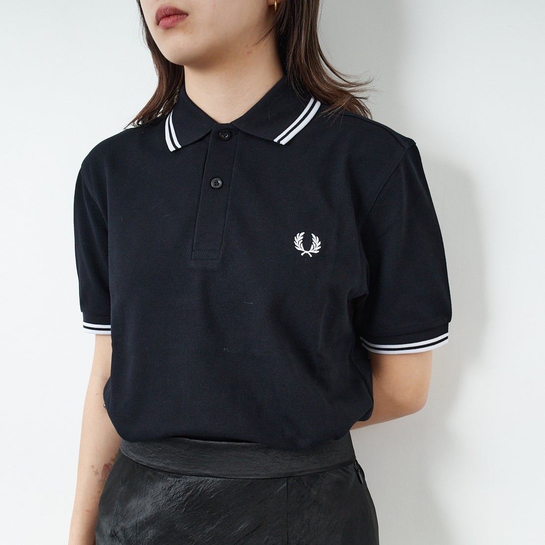 FRED PERRY [フレッドペリー] ティップライン ロゴ刺繍ポロシャツ [M3600] 350 BLACK &&モデル身長：167cm 着用サイズ：S&&