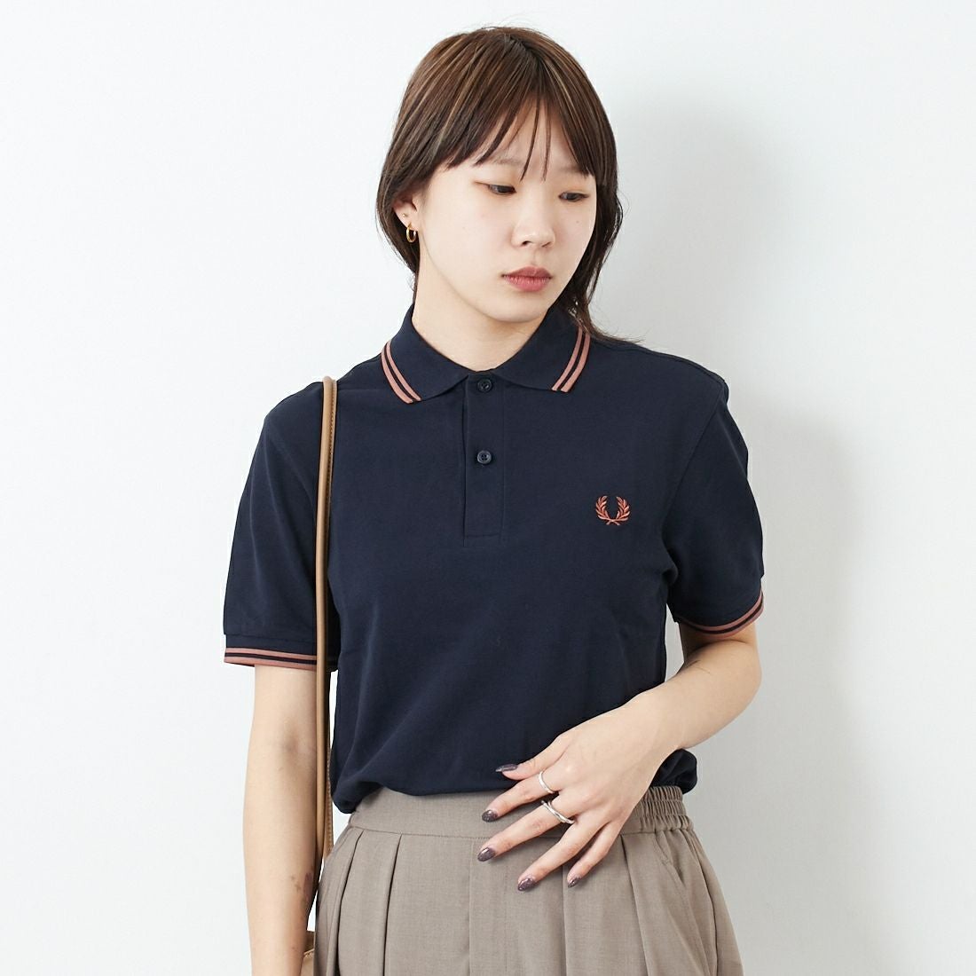 FRED PERRY [フレッドペリー] ティップライン ロゴ刺繍ポロシャツ [M3600] Y31 NAVY/C &&モデル身長：167cm 着用サイズ：S&&