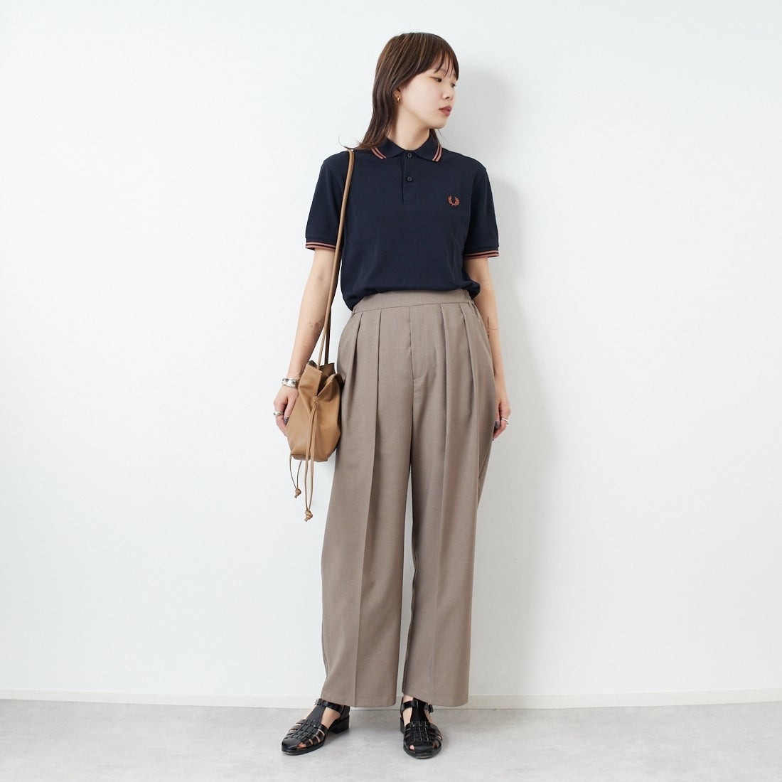 FRED PERRY [フレッドペリー] ティップライン ロゴ刺繍ポロシャツ [M3600] Y31 NAVY/C &&モデル身長：167cm 着用サイズ：S&&