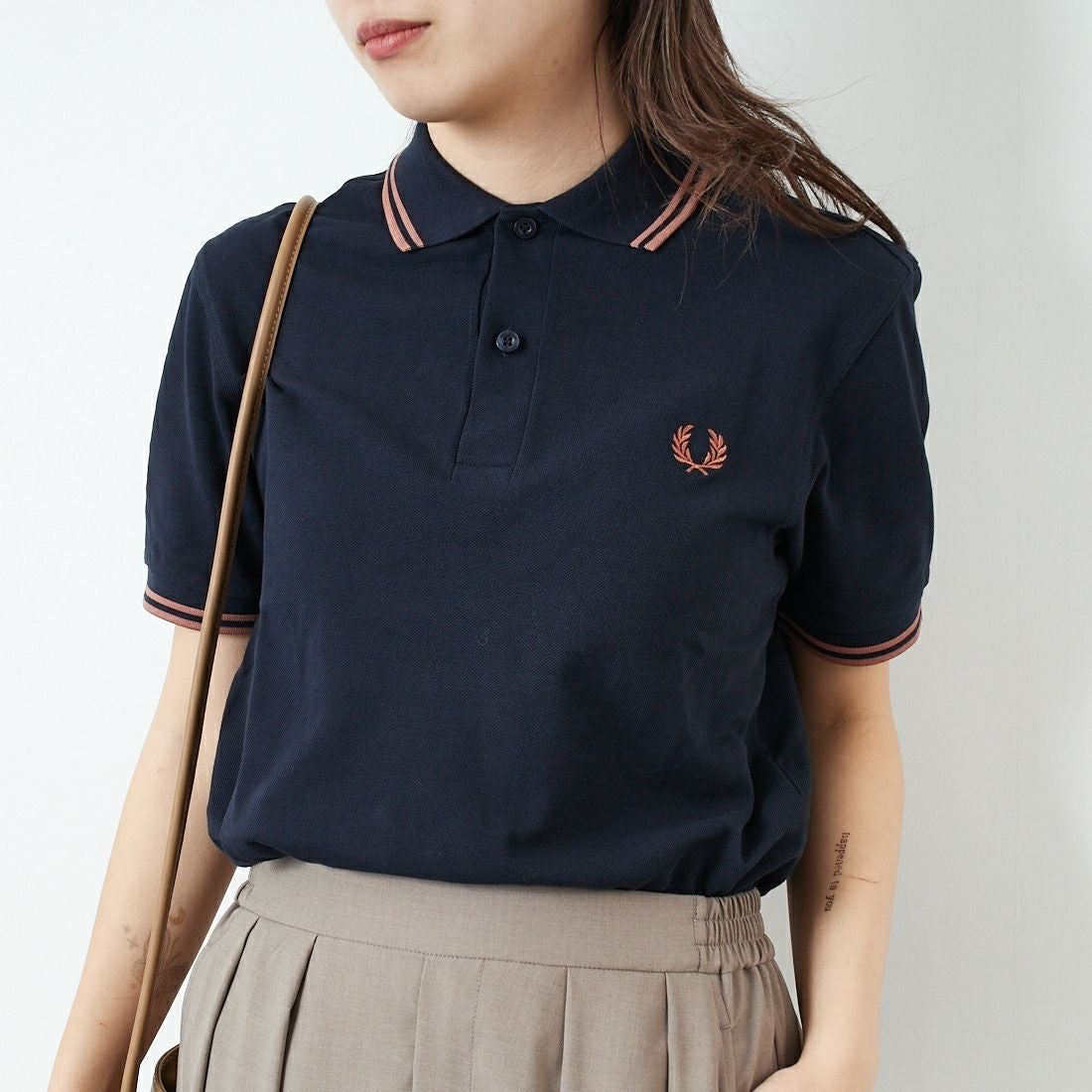 FRED PERRY [フレッドペリー] ティップライン ロゴ刺繍ポロシャツ [M3600] Y31 NAVY/C &&モデル身長：167cm 着用サイズ：S&&