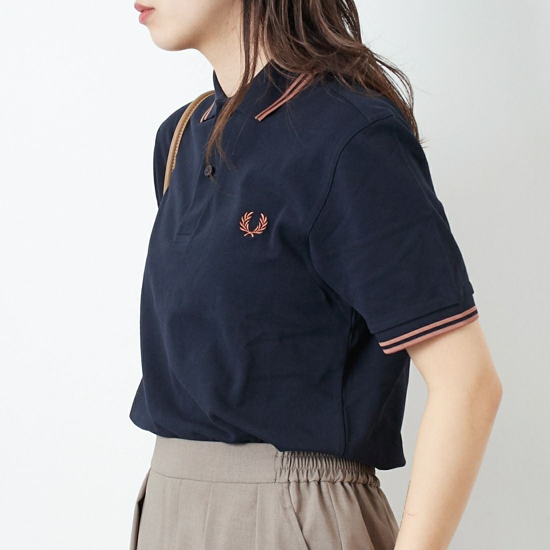 FRED PERRY [フレッドペリー] ティップライン ロゴ刺繍ポロシャツ [M3600] Y31 NAVY/C &&モデル身長：167cm 着用サイズ：S&&