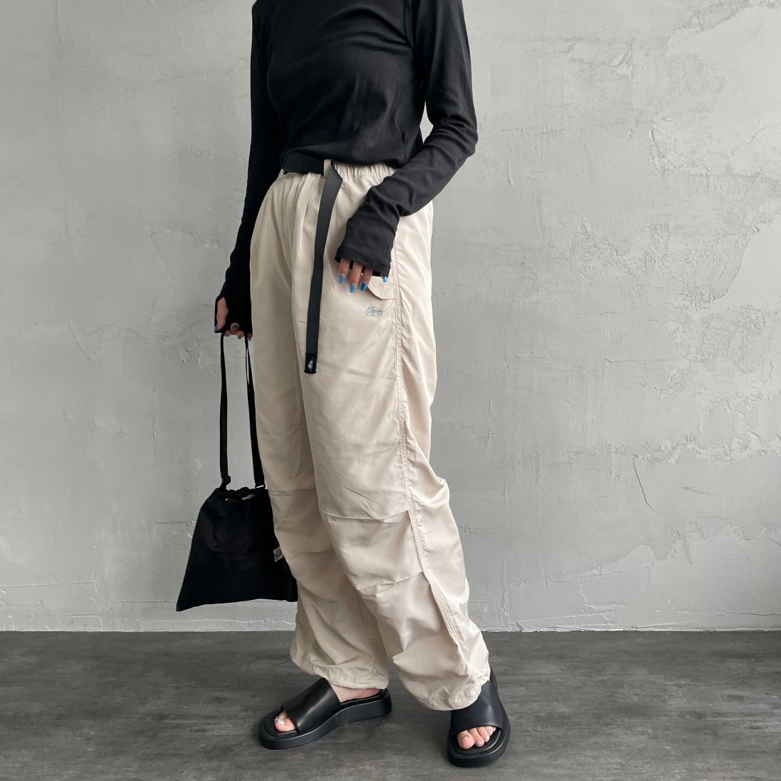 KELTY [ケルティ] 別注 ナイロンタフタ タックイージーパンツ [KE242W40IN01-JF] ｱｲﾎﾞﾘｰ&&モデル身長：156cm　着用サイズ：S&&