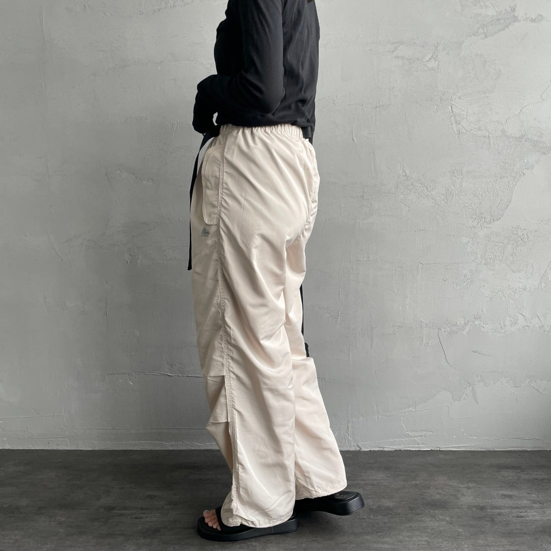 KELTY [ケルティ] 別注 ナイロンタフタ タックイージーパンツ [KE242W40IN01-JF] ｱｲﾎﾞﾘｰ&&モデル身長：156cm　着用サイズ：S&&