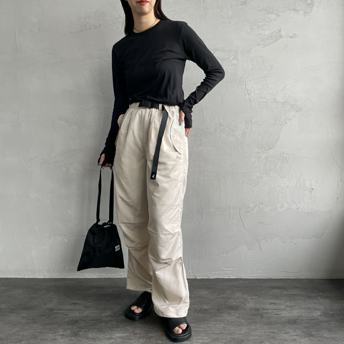 KELTY [ケルティ] 別注 ナイロンタフタ タックイージーパンツ [KE242W40IN01-JF] ｱｲﾎﾞﾘｰ&&モデル身長：156cm　着用サイズ：S&&