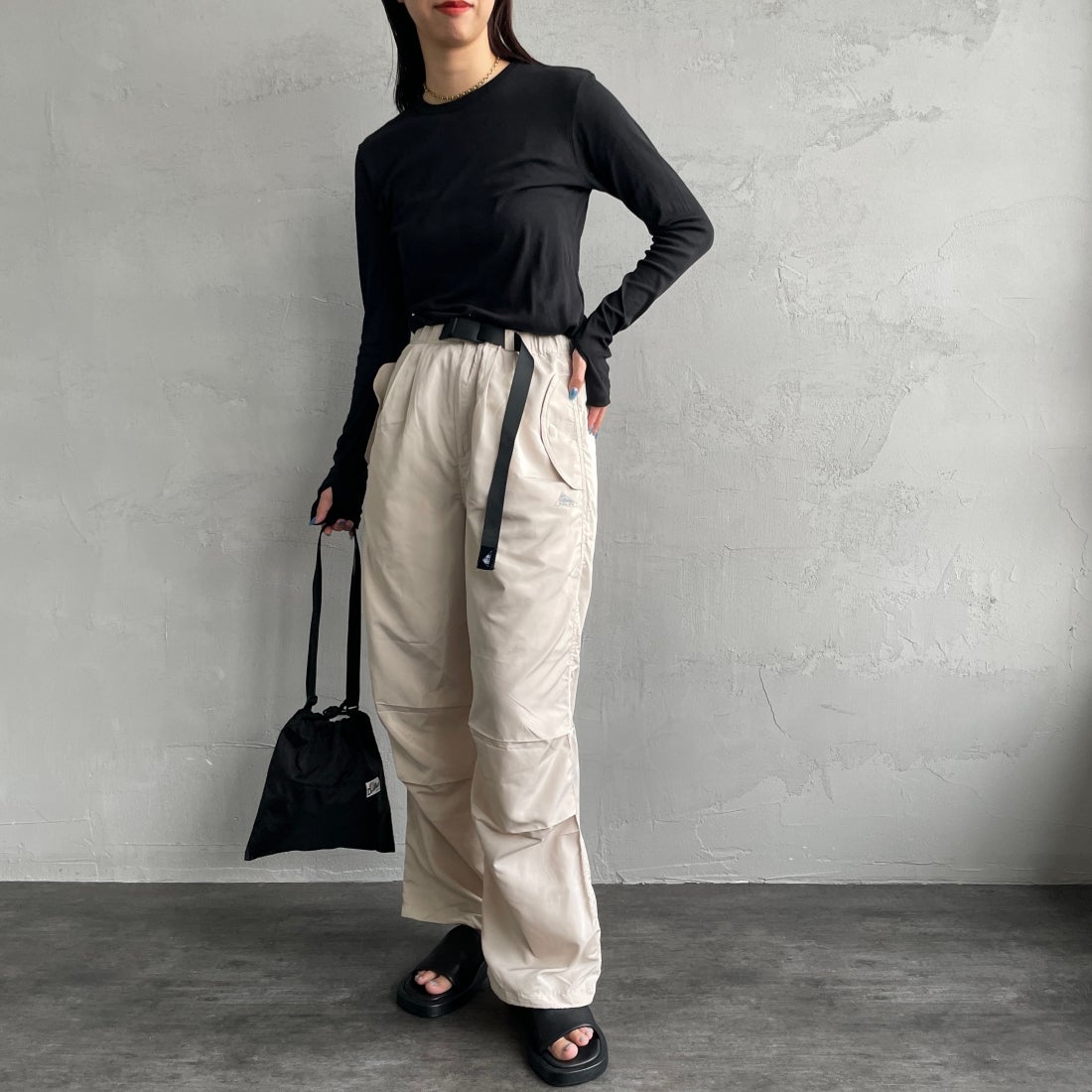 KELTY [ケルティ] 別注 ナイロンタフタ タックイージーパンツ [KE242W40IN01-JF] ｱｲﾎﾞﾘｰ&&モデル身長：156cm　着用サイズ：S&&