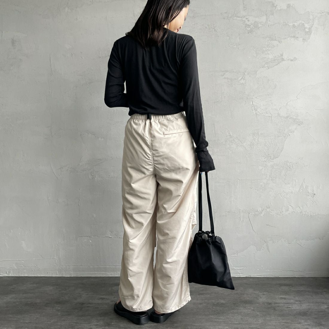 KELTY [ケルティ] 別注 ナイロンタフタ タックイージーパンツ [KE242W40IN01-JF] ｱｲﾎﾞﾘｰ&&モデル身長：156cm　着用サイズ：S&&