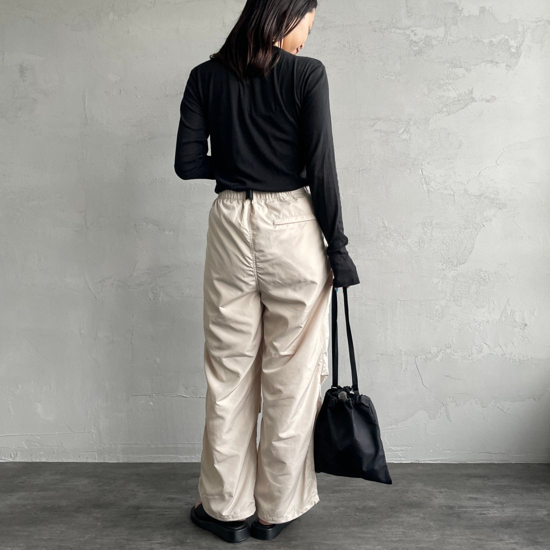 KELTY [ケルティ] 別注 ナイロンタフタ タックイージーパンツ [KE242W40IN01-JF] ｱｲﾎﾞﾘｰ&&モデル身長：156cm　着用サイズ：S&&