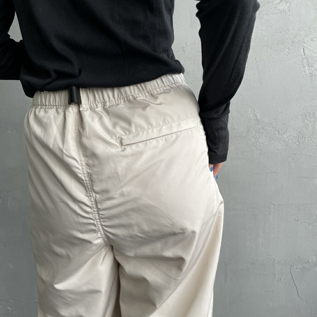 KELTY [ケルティ] 別注 ナイロンタフタ タックイージーパンツ [KE242W40IN01-JF] ｱｲﾎﾞﾘｰ&&モデル身長：156cm　着用サイズ：S&&