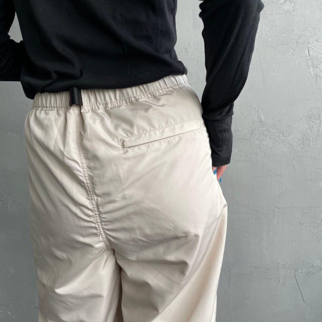 KELTY [ケルティ] 別注 ナイロンタフタ タックイージーパンツ [KE242W40IN01-JF] ｱｲﾎﾞﾘｰ&&モデル身長：156cm　着用サイズ：S&&