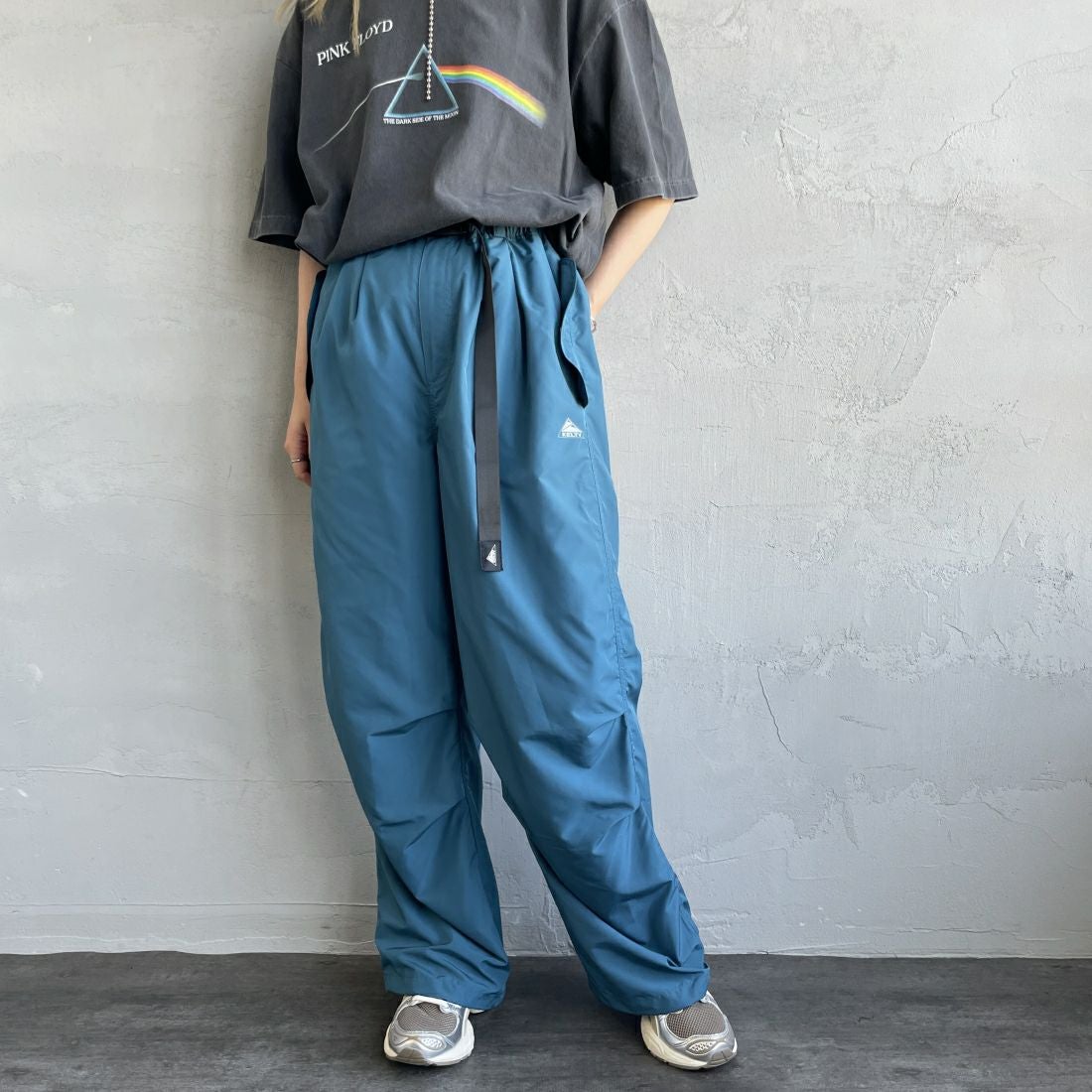 KELTY [ケルティ] 別注 ナイロンタフタ タックイージーパンツ [KE242W40IN01-JF] ﾌﾞﾙｰ&&モデル身長：156cm　着用サイズ：S&&