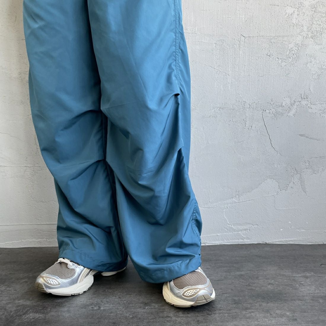 KELTY [ケルティ] 別注 ナイロンタフタ タックイージーパンツ [KE242W40IN01-JF] ﾌﾞﾙｰ&&モデル身長：156cm　着用サイズ：S&&