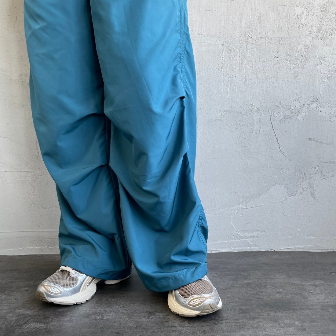 KELTY [ケルティ] 別注 ナイロンタフタ タックイージーパンツ [KE242W40IN01-JF] ﾌﾞﾙｰ&&モデル身長：156cm　着用サイズ：S&&