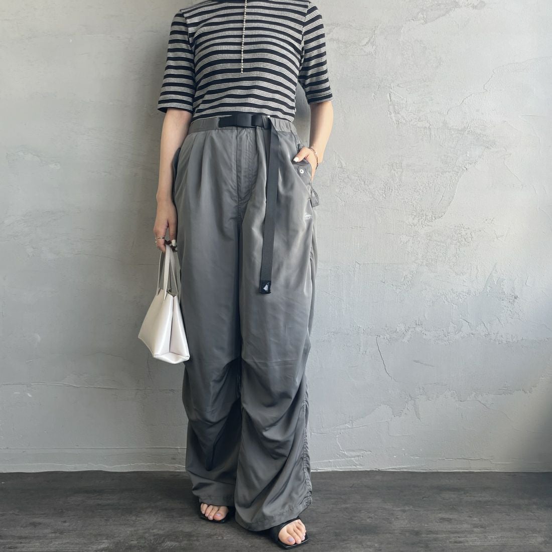 KELTY [ケルティ] 別注 ナイロンタフタ タックイージーパンツ [KE242W40IN01-JF] ﾁｬｺｰﾙ&&モデル身長：156cm　着用サイズ：Ｍ&&