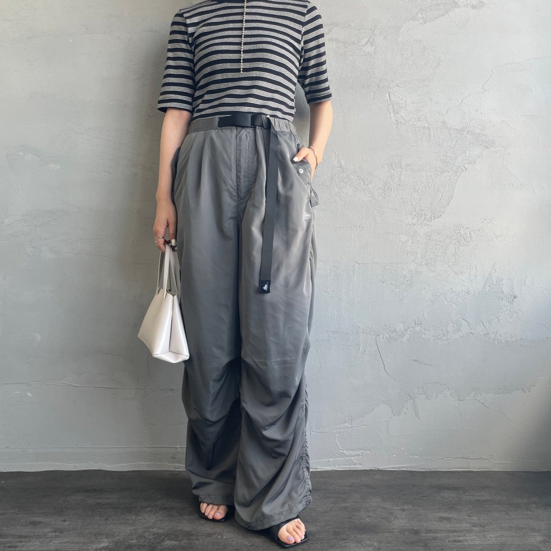 KELTY [ケルティ] 別注 ナイロンタフタ タックイージーパンツ [KE242W40IN01-JF] ﾁｬｺｰﾙ&&モデル身長：156cm　着用サイズ：Ｍ&&