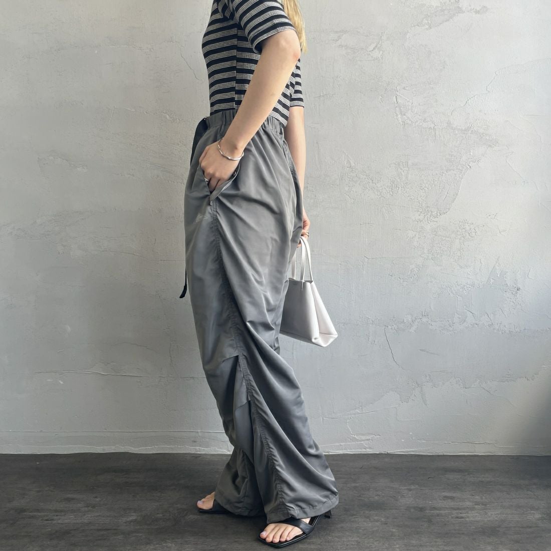 KELTY [ケルティ] 別注 ナイロンタフタ タックイージーパンツ [KE242W40IN01-JF] ﾁｬｺｰﾙ&&モデル身長：156cm　着用サイズ：Ｍ&&