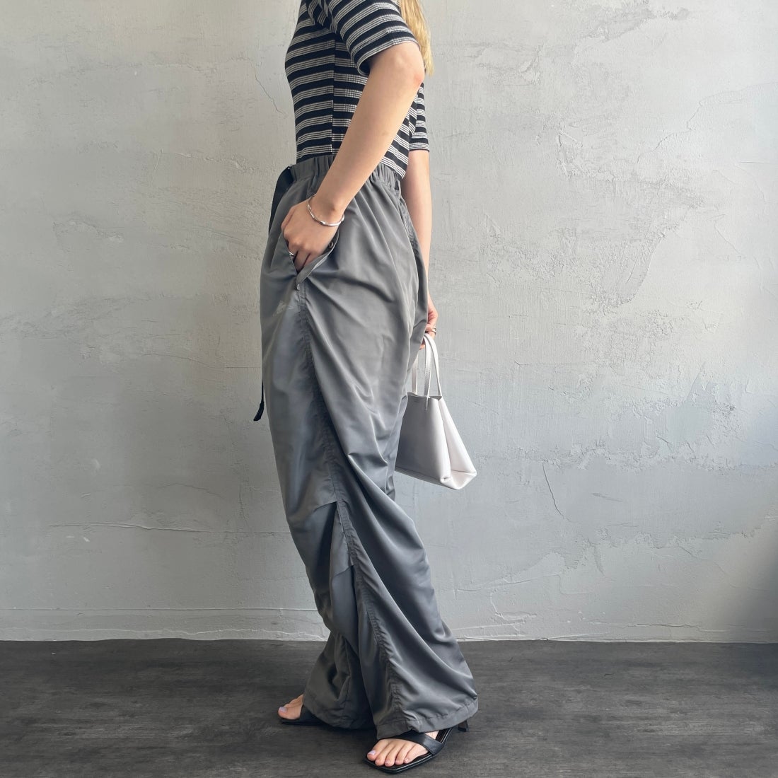 KELTY [ケルティ] 別注 ナイロンタフタ タックイージーパンツ [KE242W40IN01-JF] ﾁｬｺｰﾙ&&モデル身長：156cm　着用サイズ：Ｍ&&