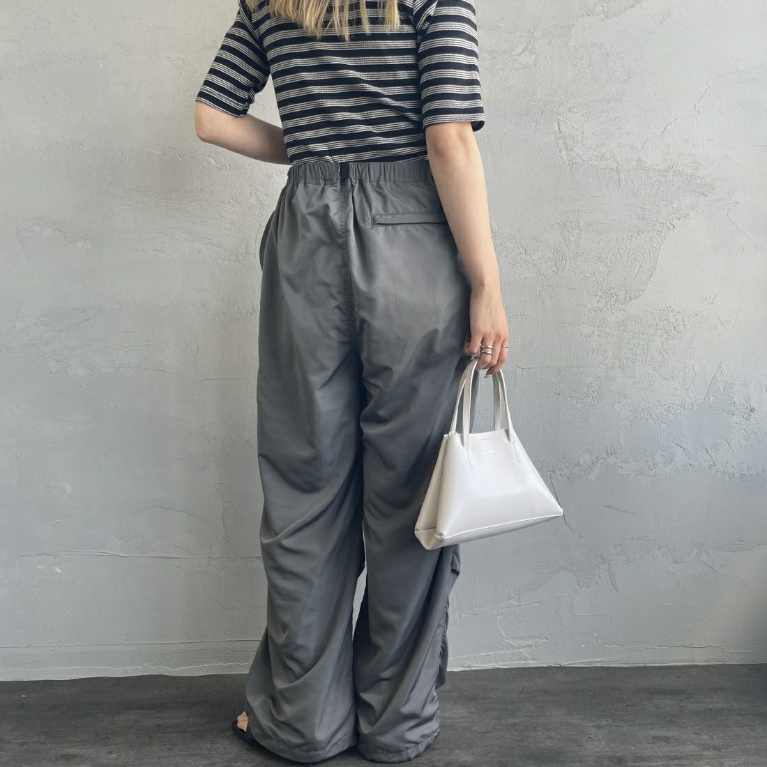 KELTY [ケルティ] 別注 ナイロンタフタ タックイージーパンツ [KE242W40IN01-JF] ﾁｬｺｰﾙ&&モデル身長：156cm　着用サイズ：Ｍ&&