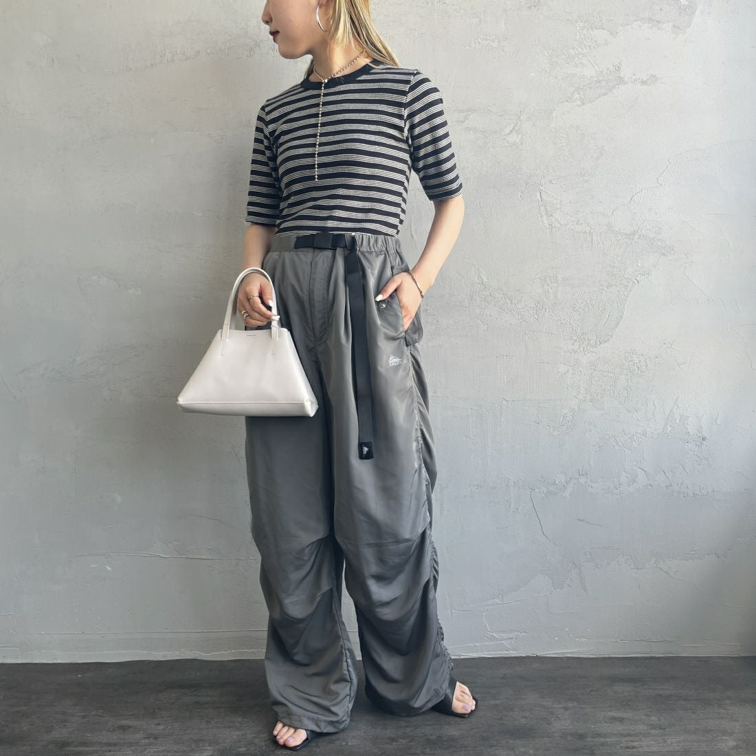 KELTY [ケルティ] 別注 ナイロンタフタ タックイージーパンツ [KE242W40IN01-JF] ﾁｬｺｰﾙ&&モデル身長：156cm　着用サイズ：Ｍ&&