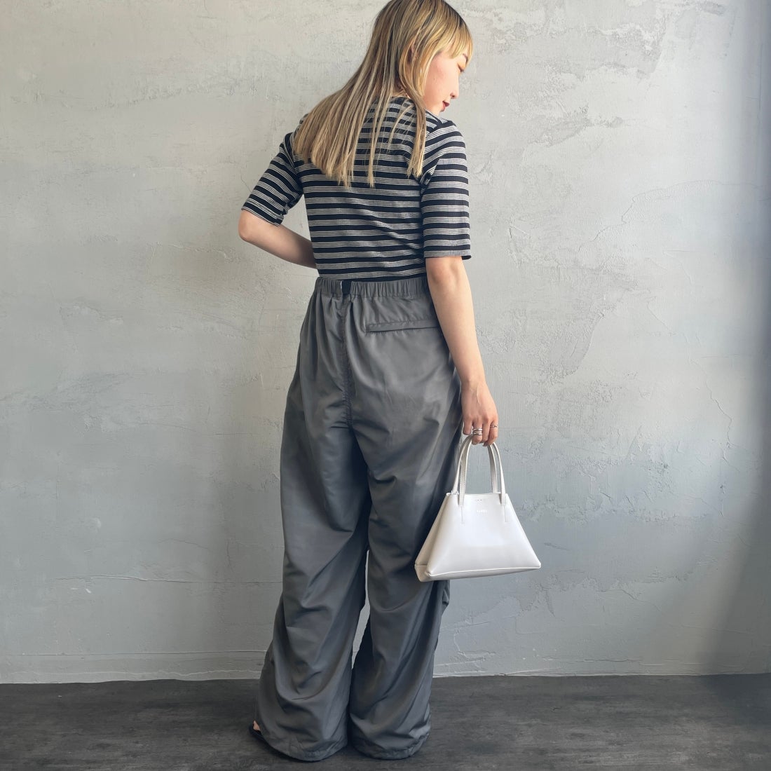 KELTY [ケルティ] 別注 ナイロンタフタ タックイージーパンツ [KE242W40IN01-JF] ﾁｬｺｰﾙ&&モデル身長：156cm　着用サイズ：Ｍ&&